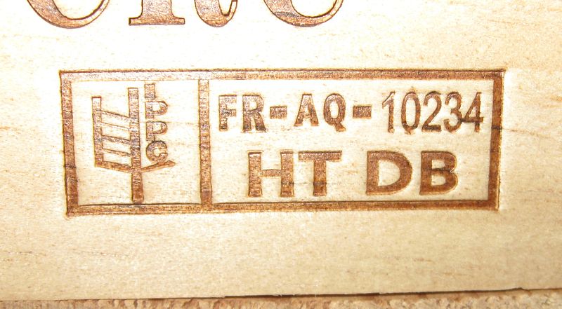 Logo imprimé sur une palette "FR-AQ-10234 HT DB"