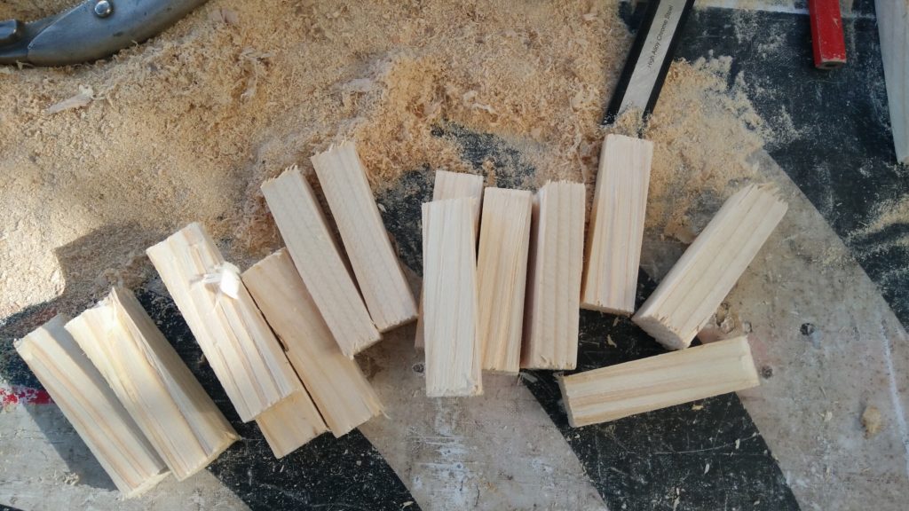 Échantillon de bout de bois avant d'être taillés.