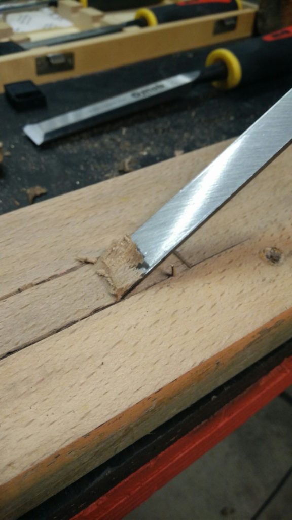 Vue du la partie planche du ciseau à bois en train de tailler la forme.