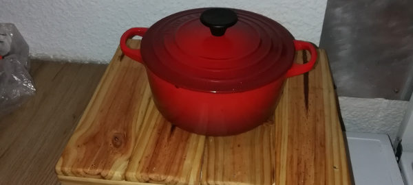 Photo d'une marmite Norvégienne avec une casserole sur le dessus pour donner une idée de la taille de la marmite