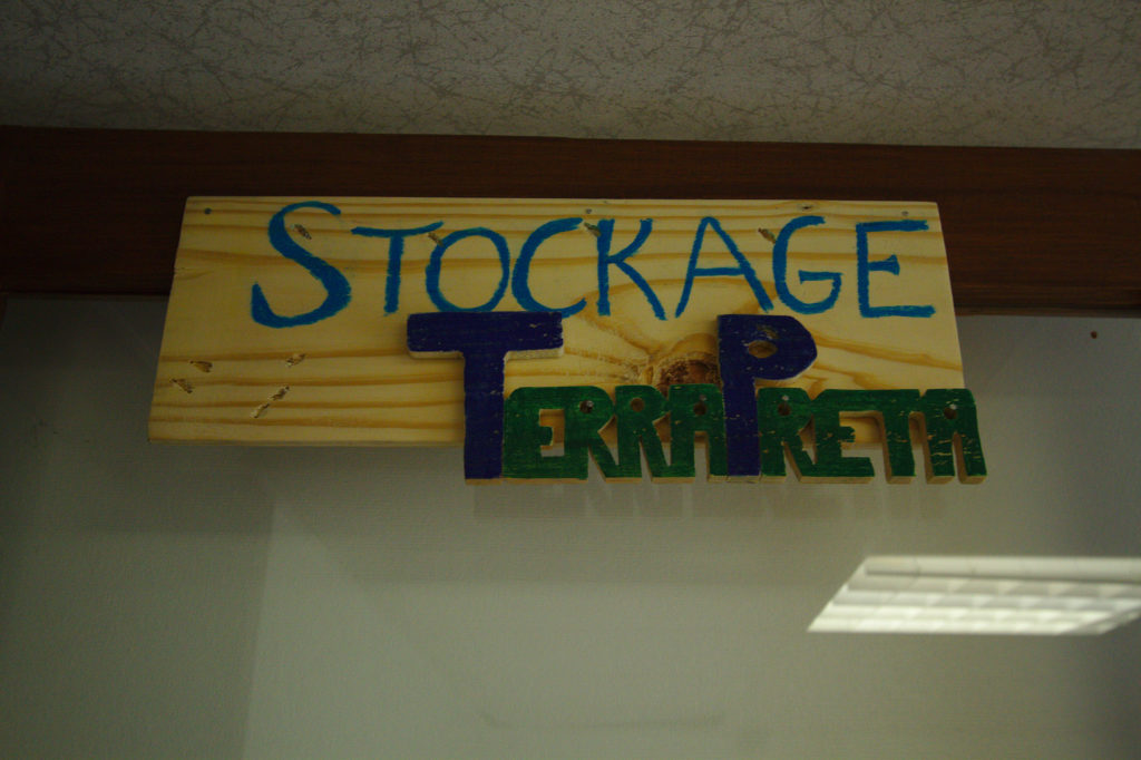 Vue d'un panneau avec l'inscription "Stockage Terra Preta"