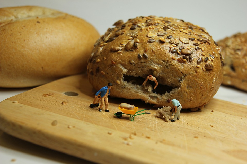 petits personnages en plastiques sortant d'un pain aux céréales