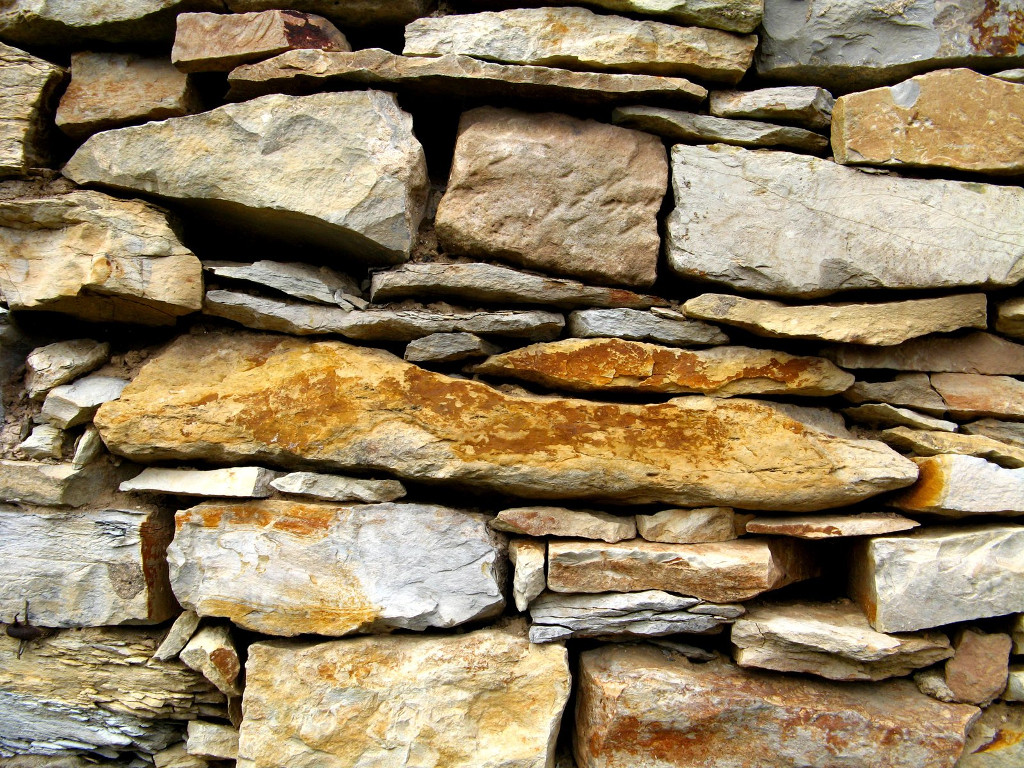 Mur de pierres sèches, gîte idéal pour de nombreux animaux.