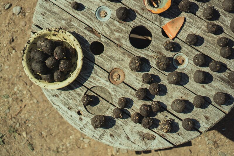Photos de boulettes de terre (seed bombs) sur un rouleau de cables