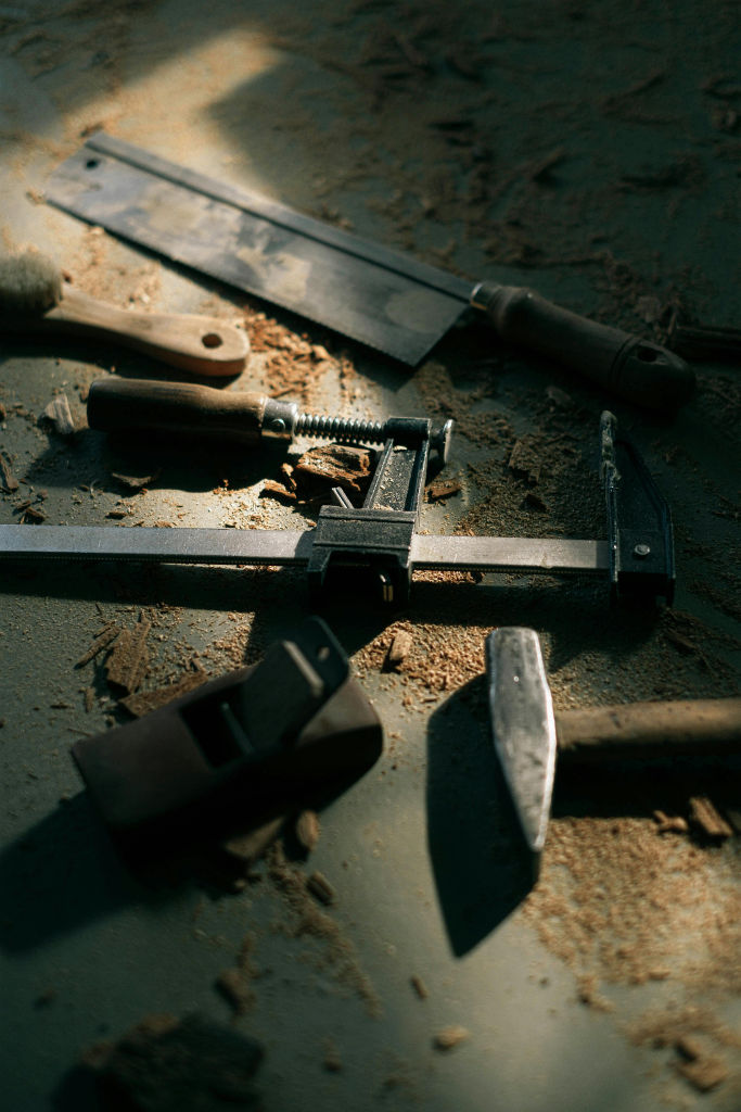 Outils pour atelier bois : scie à dos, rabot, marteau, serre-joint, brosse et bien sure de la sciure !