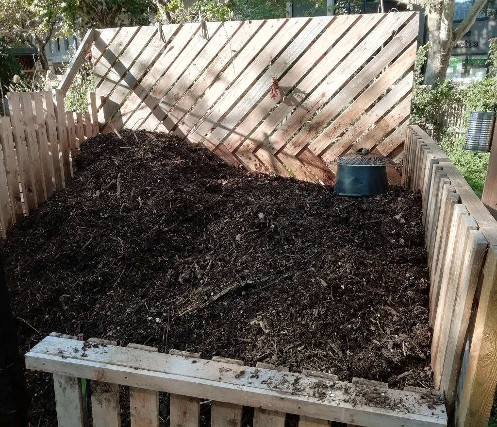 Le beau compost mûr de l'Archipel des Salins par Terra Preta.