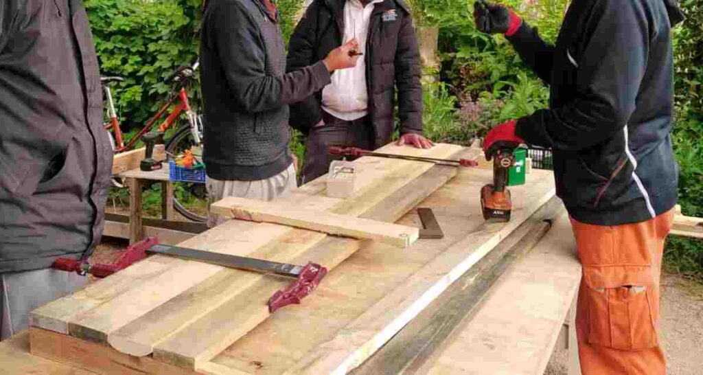 Utilisation de serre joint et de visseuses électroportatives pour assembler les planches sur deux tasseaux